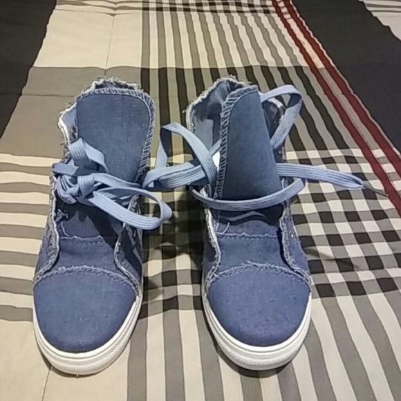 Sneakers - Picture 2 of 4